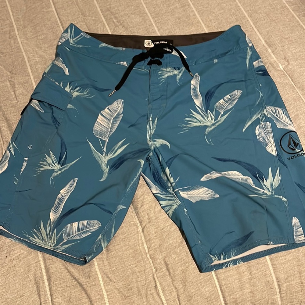 Mens Volcom Board Shorts sIze 33